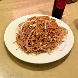 Fideos de arroz frito con verduras
