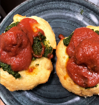 Vellutata di friarielli e polpettina al ragù napoletano