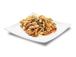 Рисовая лапша с курицей и кешью