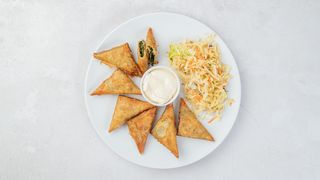 Pierożki z ciasta filo (Greczynki) ze szpinakiem i serem favita + sos czosnkowy i ogórki świeże