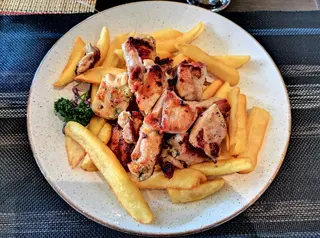 Pileći mišići sa pomfritom