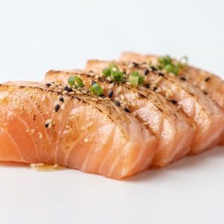 Flamed Salmon Sashimi (4 piezas)