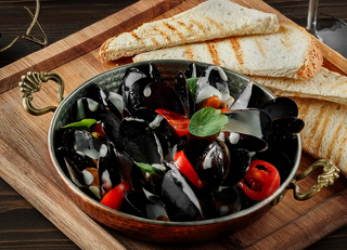 Midii in vin alb și sos din frișcă