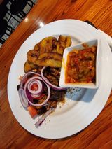 Suya con plantano frito or patatas fritas 