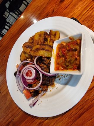 Suya con plantano frito or patatas fritas 