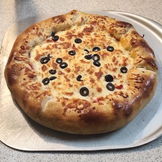 Pizza cu bordura de cascaval si susan