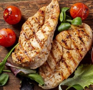 Grilovana pileća prsa sa pomfritom