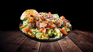 Salată Mixt cu Crispy și Chiflă