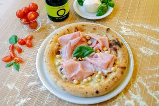 Pizza nocciole e prosciutto