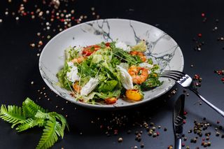 Салат с креветками, авокадо и творожным сыром