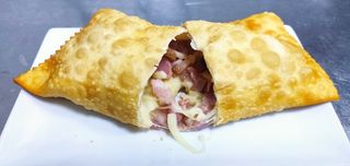 Pastel de feira  BACÓN CON QUESO  ( 25 cm aprox.)