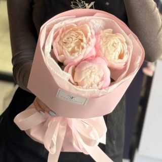 3 півонії Gardenia в оформленні 