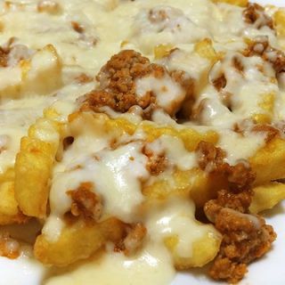Patatas Fritas Con Queso Y Carne