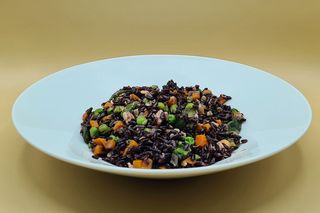 Insalata di Riso Nero Integrale al Salmone*