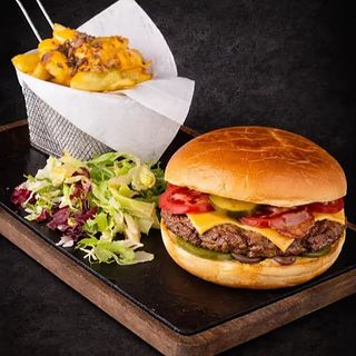 Burger de vita cu cartofi prăjiți și sos cheddar