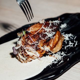 თეთრი კომბოსტოს სტეიკი ბეშამელის სოუსით და პარმეზანის ყველით