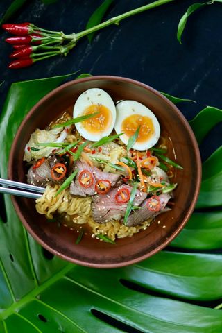 Рамен с капустой кимчи и ростбифом 