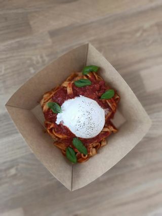 Tagliatelle z sosem pomidorowym, `ndują i burratą