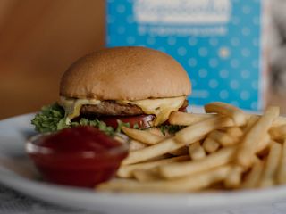 Kid's Box Чізбургер з сюрпризом - бургер+фрі+кетчуп