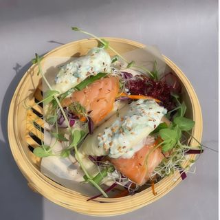 Bao z łososiem sosem ziołowo-cytrynowym i warzywami