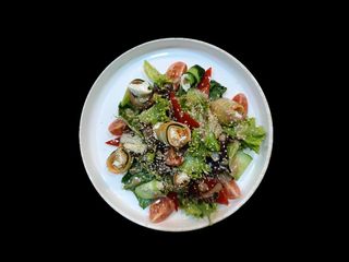 Салат з слабосоленим лососем