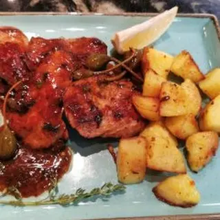 Свински скалопини със задушени картофи и каперси