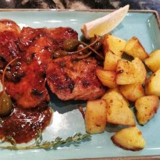 Свински скалопини със задушени картофи и каперси