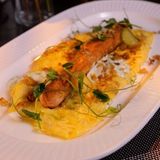 Omlet sa grilovanom kobasicom, kiselim krastavcima i tzatziki sosom