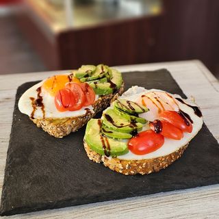 Тост с яйце и авокадо