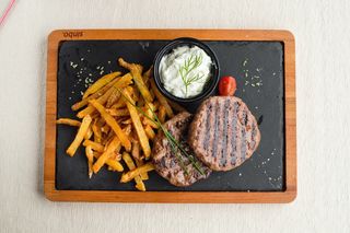 Телешки бифтеци с дзадзики и пресни пържени картофи (300г)