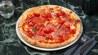 Pizza Porcini con Crudo
