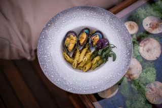 Паста пенне з соусом песто та мідіями