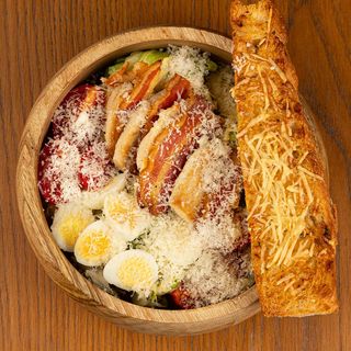 Цезар з куркою та беконом (330г)