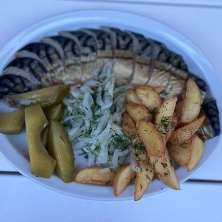 Скумбрія з овочами та морквяним пюре