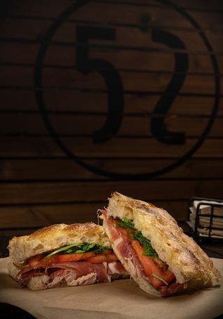 Сандвич с прошуто крудо (400г)