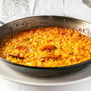 Arroz marinero limpio para no mancharse. Ración