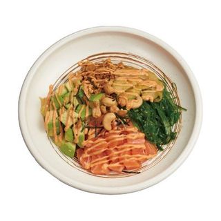 Poke de salmón spicy aioli