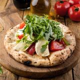 Фокачча с моцареллой, помидорами и руколой (390 г)