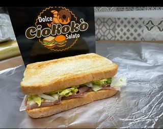 Toast con prosciutto cotto, provola e insalata