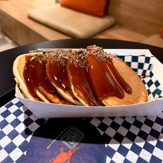 Панкейки з карамеллю та хрумким кранчем