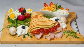 Palačinka sa kulenom, kačkavaljem i salatom od pečuraka