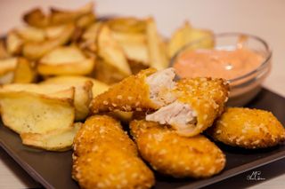 Crispy chicken cu chips si sos