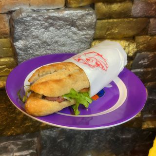 Bocadillo De Criollo Completo (Pan De Leña)