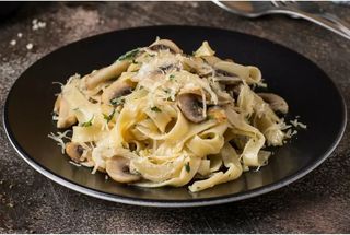 Паста с курицей в грибном соусе/ Pasta cu carne de găină în sos de ciuperci