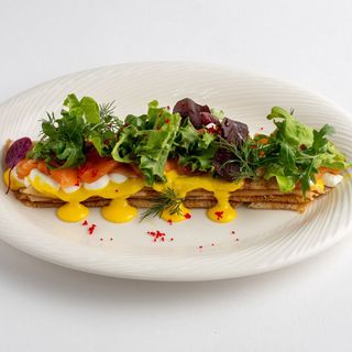 Блины со слабосоленым лососем и голландским соусом (250г)