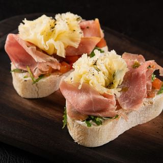 Брускети з Прошуто та сиром Тет де Муан (145г)