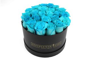 Caja redonda con 9-10 rosas celestes