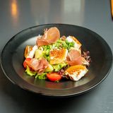 Салата с пъпеш, запечено козе сирене и прошуто (280г)
