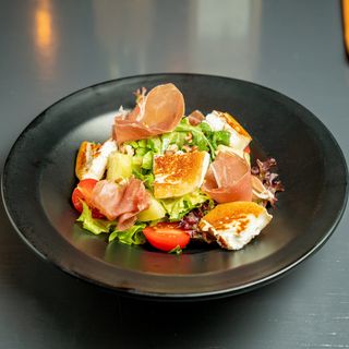 Салата с пъпеш, запечено козе сирене и прошуто (280г)