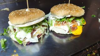 Hamburguesa Especial Con Ensalada